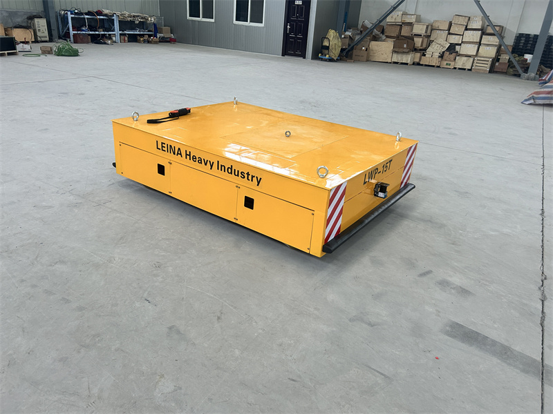 大噸位小臺(tái)面尺寸的無軌搬運(yùn)車下線測試